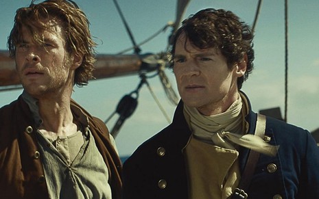 Chris Hemsworth e Benjamin Walker navegam em cena do filme No Coração do Mar