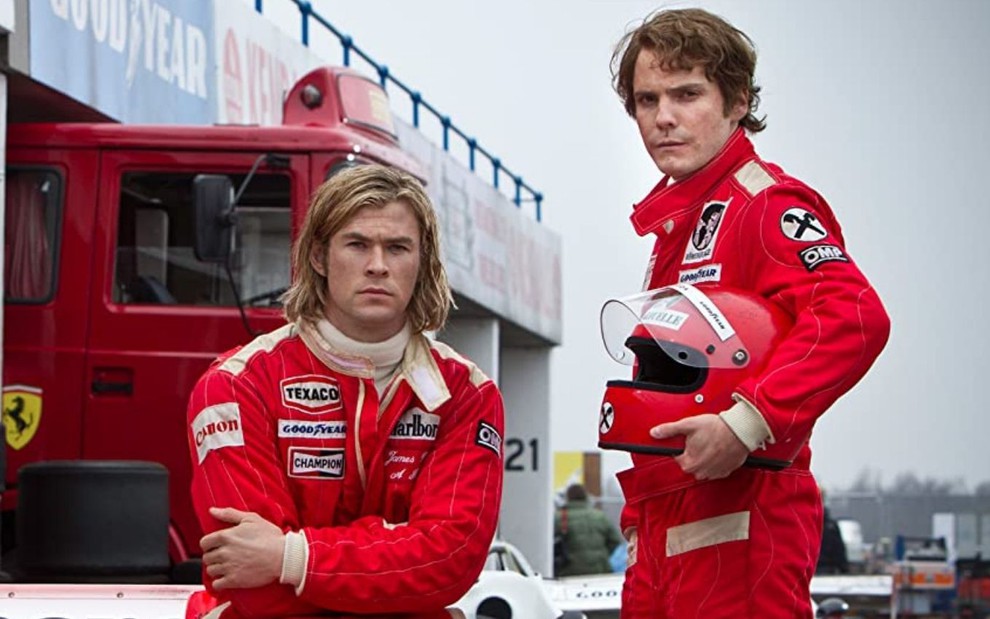Chris Hemsworth e Daniel Brühl usam uniformes vermelhos de pilotos de Fórmula 1 em Rush - No Limite da Emoção (2013)