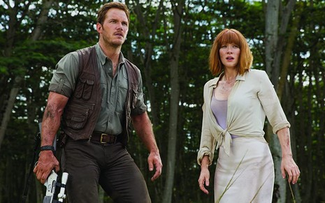 Chris Pratt e Bryce Dallas Howard com expressão assustada em Jurassic World: O Mundo dos Dinossauros (2015)