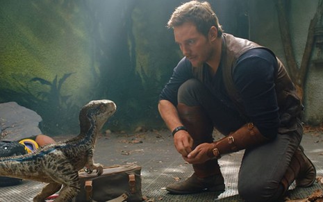 Chris Pratt se comunica com um dinossauro em cena do filme Jurassic World: Reino Ameaçado (2017)