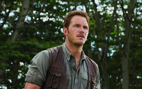 Chris Pratt em cena do filme Jurassic World: O Mundo dos Dinossauros (2015)