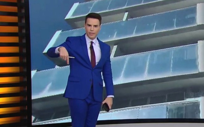 O jornalista Luiz Bacci no estúdio do Cidade Alerta, da Record, com a imagem da sacada de hotel no Rio de Janeiro