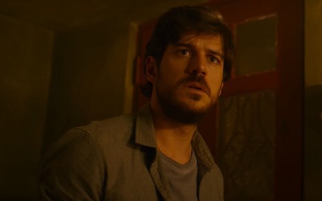Marco Pigossi com expressão atormentada em  trailer de Cidade Invisível, série da Netflix