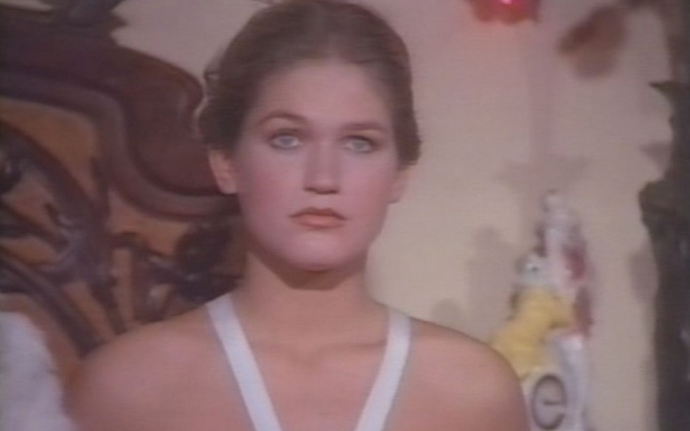 A apresentadora Xuxa Meneghel olha séria como a personagem Tamara do filme Amor Estranho Amor, lançado em 1982