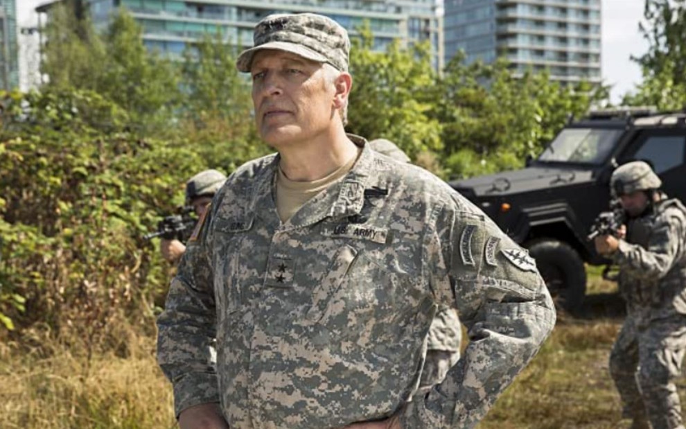 Clancy Brown vestido de militar em cena da série The Flash