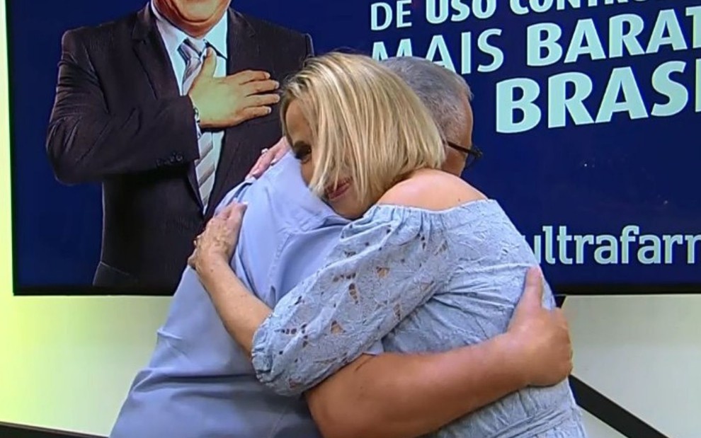 Claudete Troiano e Sidney Oliveira se abraçam na estreia do Vou Te Contar na RedeTV!