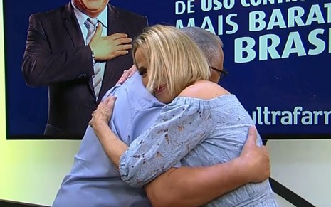 Claudete Troiano e Sidney Oliveira se abraçam na estreia do Vou Te Contar na RedeTV!