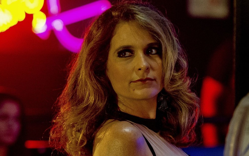 Cláudia Abreu aparece em uma balada em cena do filme Berenice Procura (2018)