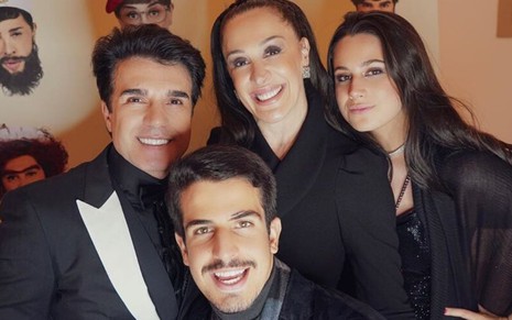 Jarbas Homem de Mello, Enzo Celulari, Claudia Raia e Sophia em foto para o Instagram