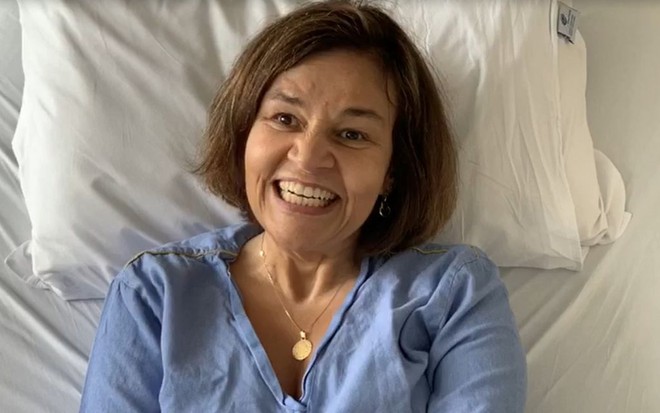 A atriz Claudia Rodrigues em vídeo feito ao receber alta do hospital em dezembro do ano passado