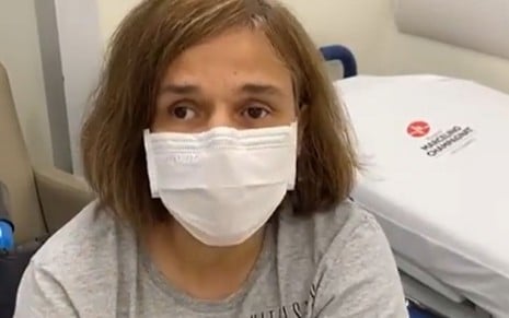 Claudia Rodrigues, de máscara, durante vídeo gravado em hospital em Curitiba