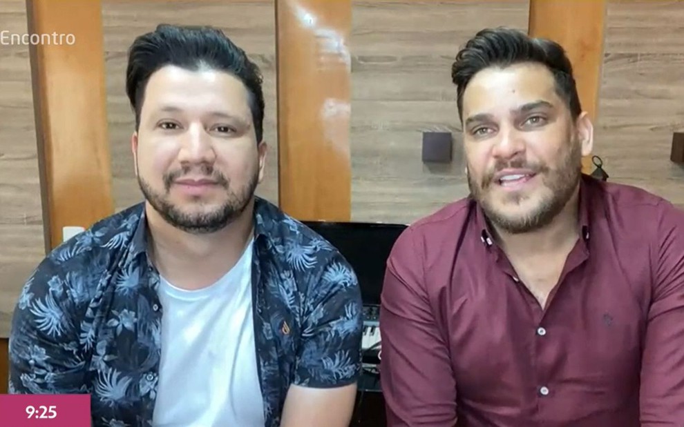 Cleber e Cauan no estúdio musical participando de entrevista por vídeo com Fátima Bernardes