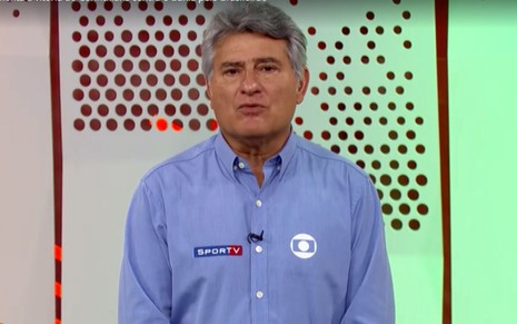 Cleber Machado, narrador da Globo, perfilado no estúdio da emissora