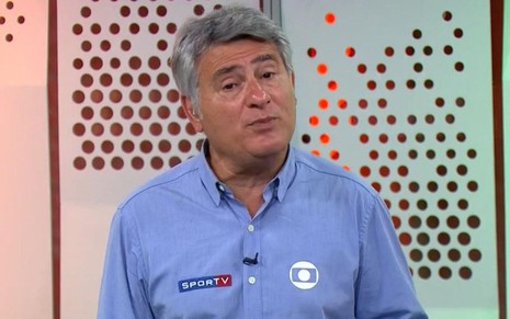 O narrador Cleber Machado no estúdio da Globo em transmissão esportiva