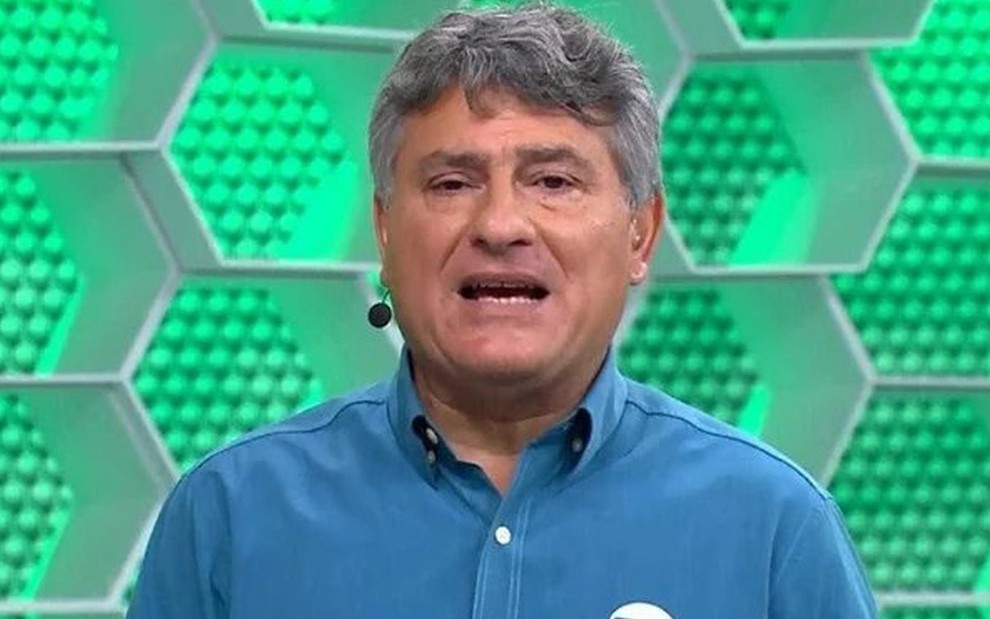 Cleber Machado no estúdio de esportes da Globo, com o uniforme azul dos jornalistas