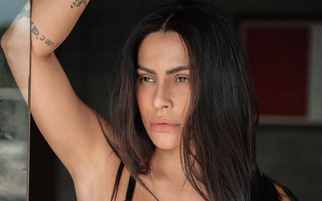 Cleo faz carão sensual em foto publicada no Instagram