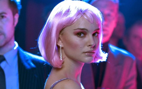 Natalie Portman de peruca rosa em cena do filme Closer: Perto Demais (2004)