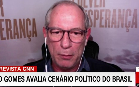 Imagem de Ciro Gomes, de óculos, em entrevista para a CNN Brasil