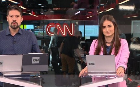 Phelipe Siani e Mari Palma na bancada do Breaking News, da CNN Brasil