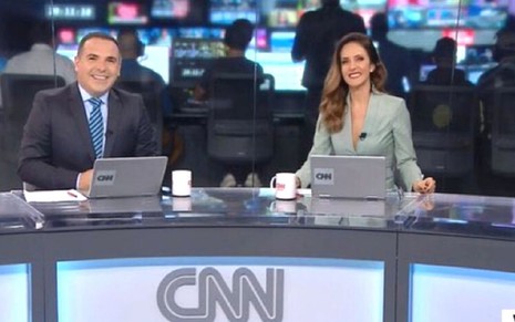 Reinado Gottino e Monalisa Perrone sorridentes na bancada do CNN no Ar, programa estreia da CNN Brasil