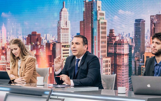 O âncora Reinaldo Gottino entre os comentaristas Gabriela Prioli e Caio Coppola em gravação de piloto do programa CNN Novo Dia, da CNN Brasil