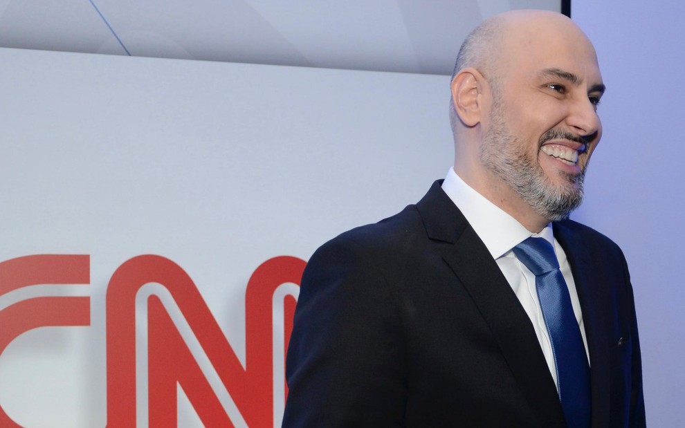Douglas Tavolaro, CEO da CNN Brasil, no lançamento do canal em março; ao fundo, painel com o logotipo da CNN
