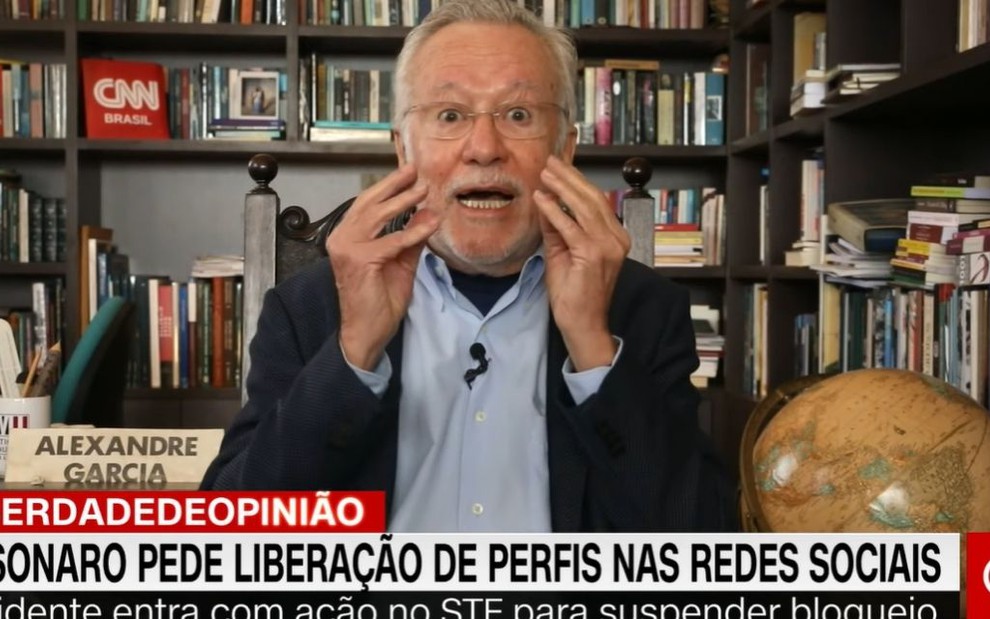 Imagem de Alexandre Garcia, com reação de supresa, ao questionar imprensa na CNN Brasil