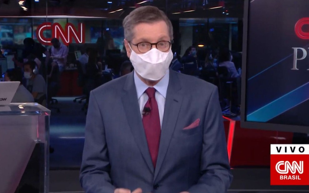 Imagem do jornalista Márcio Gomes, de máscara, em sua estreia no CNN Prime Time