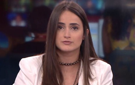 A apresentadora Mari Palma no estúdio da CNN Brasil, na bancada do jornal Live CNN Brasil, nesta segunda-feira (16) 