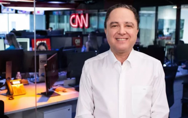 O doutor Roberto Kalil de camisa branca, sorridente, no estúdio da CNN Brasil