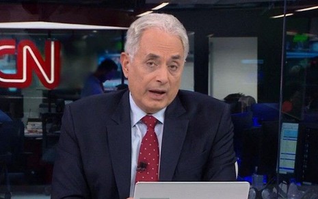 William Wack na bancada do Jornal da CNN, da CNN Brasil