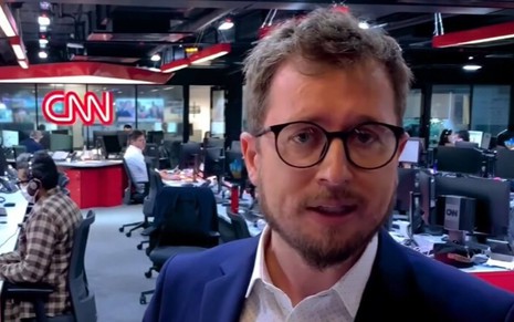 O jornalista Leandro Narloch falando em vídeo publicado pela CNN Brasil no YouTube