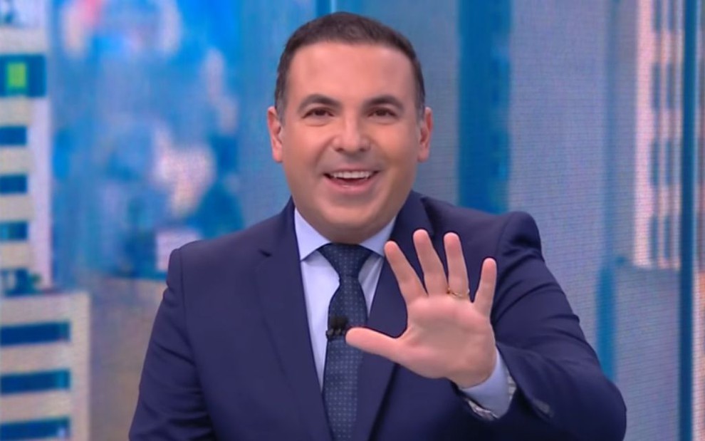 Reinaldo Gottino mostra os cinco dedos da mão esquerda no quadro O Grande Debate, do CNN Novo Dia, no último dia 28