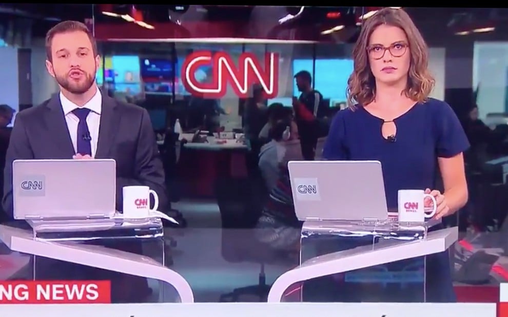 Âncoras da CNN durante boletim urgente neste domingo (22)