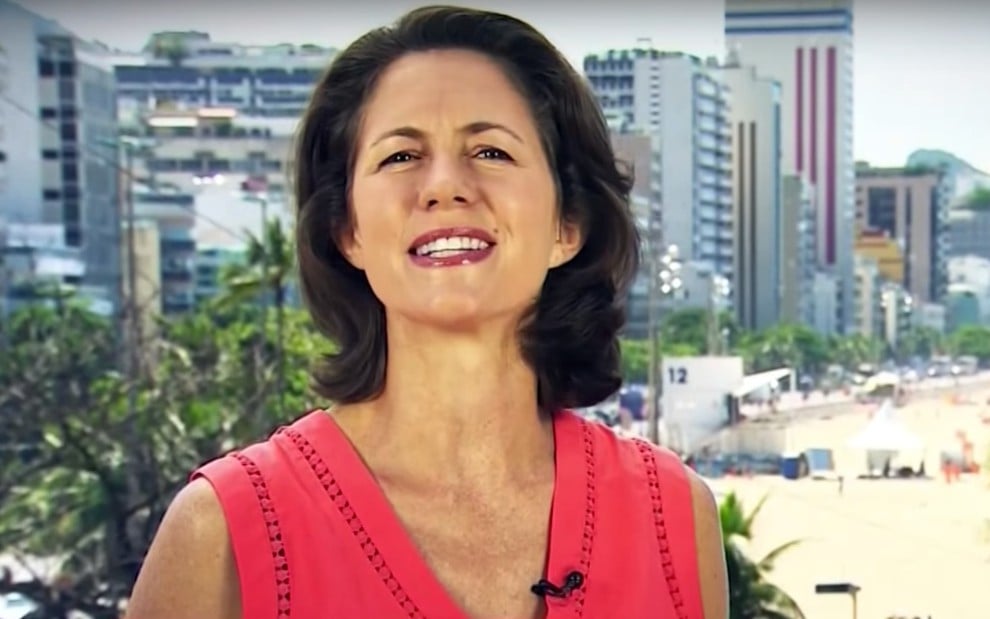 A jornalista Shasta Darlington durante transmissão da CNN diretamente do Rio de Janeiro