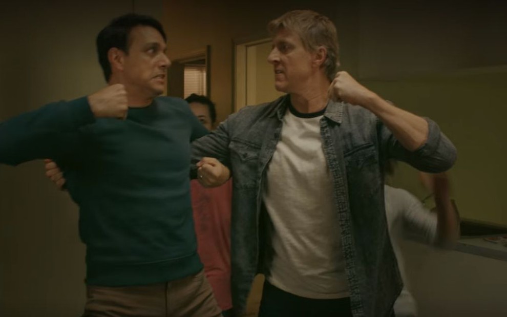 Ralph Macchio e William Zabka lutam em cena da segunda temporada de Cobra Kai