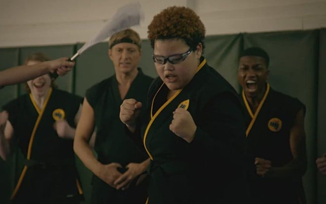 Nichole Brown luta enquanto é observada por William Zabka em cena de Cobra Kai