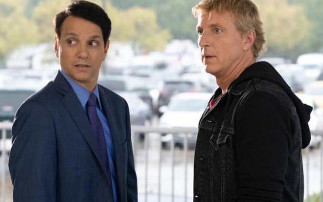 Ralph Macchio e William Zabka conversam em cena da série Cobra Kai