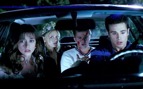 Jennifer Love Hewitt, Sarah Michelle Gellar, Ryan Phillippe e Freddie Prinze Jr. dentro de carro em cena de Eu Sei o que Vocês Fizeram no Verão Passado