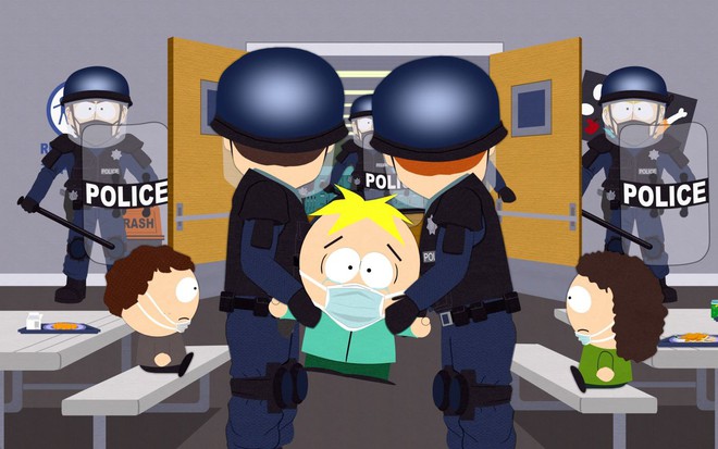 De máscara, Butters é carregado por dois policiais em cena de South Park