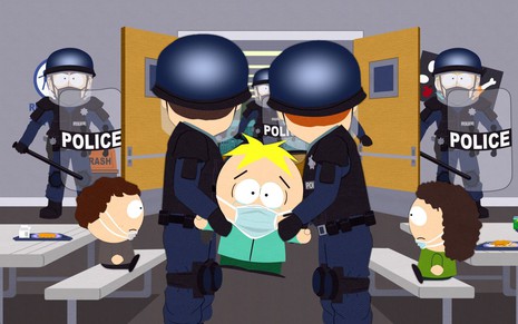 De máscara, Butters é carregado por dois policiais em cena de South Park