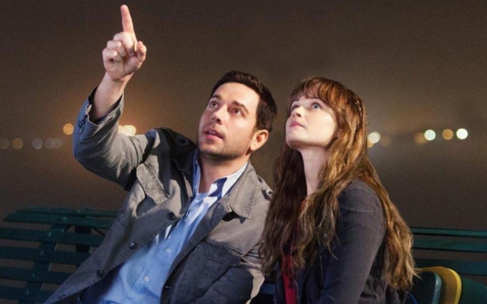 Zachary Levi e Alexis Bledel em observam as estrelas em cena de Como Não Esquecer Essa Garota (2013)