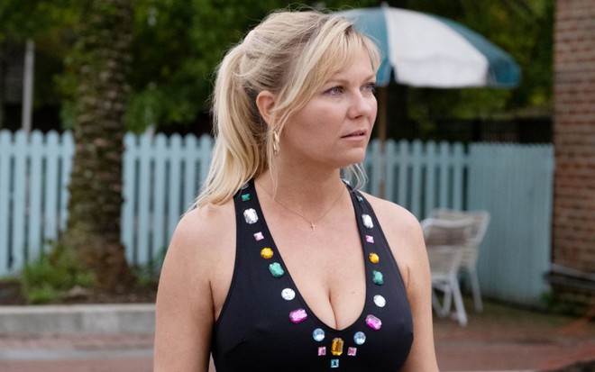 Kirsten Dunst em cena de Como se Tornar Uma Divindade na Flórida, do Showtime