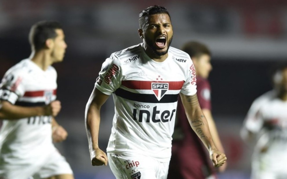 O são-paulino Reinaldo dá um grito de alegria para comemorar gol do São Paulo na Copa LIbertadores da América