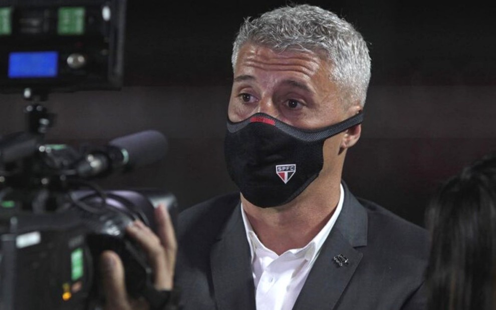 De máscara após jogo do São Paulo, Crespo é gravado durante entrevista para a TV