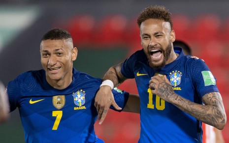 Richarlison e Neymar correm e sorriem enquanto comemoram gol do Brasil