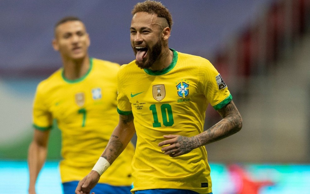 Neymar mostra a língua enquanto corre para comemorar gol do Brasil na Copa América; Richarlison está ao lado dele