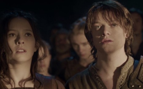 Tom Rhys Harries e Jessamine-Bliss Bell em cena de Coração de Dragão 4: A Batalha pelo Coração de Fogo