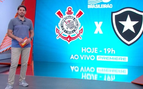 O apresentador Felipe Diniz no estúdio do Globo Esporte SP; no telão, os escudos de Corinthians e Botafogo