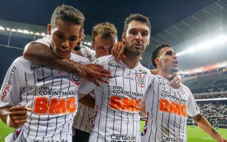 Abraçados, jogadores do Corinthians comemoram gol marcado na Arena Corinthians